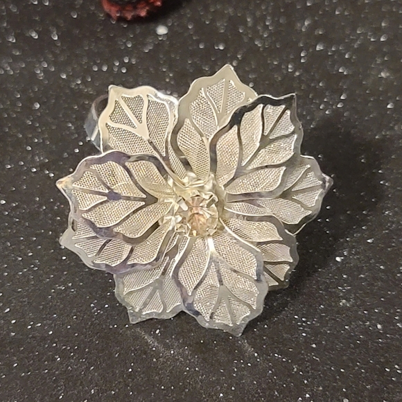 NWOT Silver Napkin Rings Simulated Diamond Center - Set of 4 - Picture 4 of 5